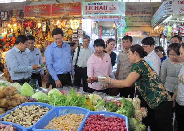 Đồng ý gia hạn Ban Quản lý An toàn thực phẩm TP Hồ Chí Minh HĐND TP Hồ Chí Minh giám sát về an toàn thực phẩm tại chợ Bến Thành. Ảnh: HL