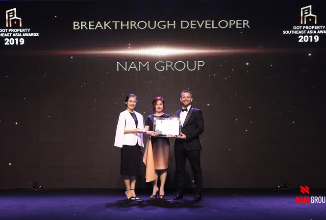 Nam Group thắng lớn tại giải quốc tế Dot Property Southeast Asia Awards 2019 Đại diện Nam Group nhận giải thưởng “Breakthrough Developer – Nhà phát triển BĐS đột phá nhất Đông Nam Á 2019” dành cho Tập đoàn