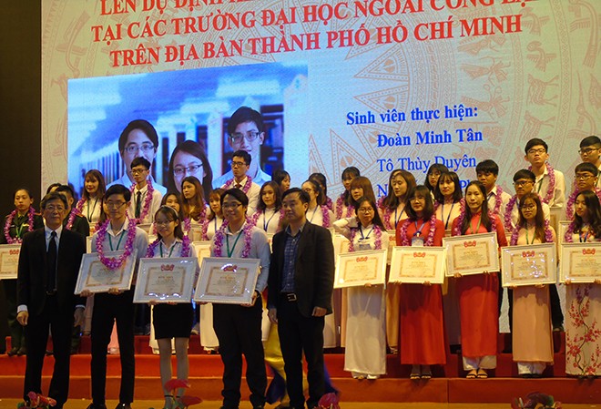 Sinh viên HUTECH làm nghiên cứu khoa học về khởi nghiệp sinh viên Tấn Phát, Minh Tân, Thùy Duyên nhận giải Nhì tại Giải thưởng Sinh viên NCKH cấp Bộ 2019