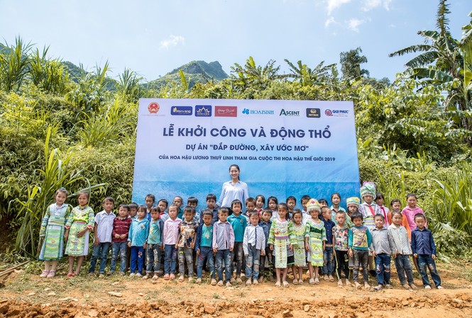 Lương Thùy Linh: Chuyện ngủ lại trên núi trong quá trình 'Đắp đường, xây ước mơ' Dự án “Đắp đường xây ước mơ” của Hoa hậu Lương Thùy Linh nhận được sự hỗ trợ đặc biệt từ Công ty Cổ phần Tập đoàn Xây dựng Hòa Bình.