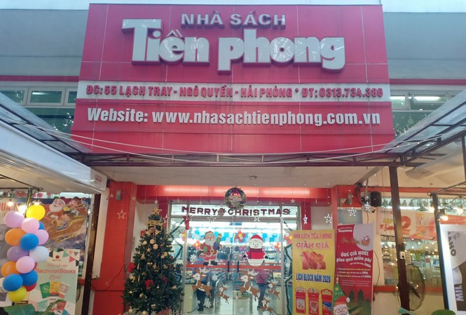 Ông già Noel giao quà miễn phí cùng ngàn quà tặng tại Nhà sách Tiền Phong Ông già Noel giao quà miễn phí cùng ngàn quà tặng tại Nhà sách Tiền Phong