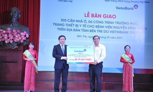 VietinBank đồng hành nâng cao chất lượng dịch vụ Ngành Y tế Chủ tịch HĐQT VietinBank Lê Đức Thọ trao biển tài trợ cho tỉnh Bến Tre năm 2019