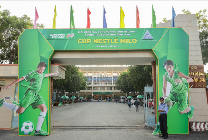 Nhiều phụ huynh bất ngờ vì con trưởng thành trông thấy nhờ thể thao học đường Giải bóng đá, bóng rổ học sinh tiểu học, THCS tỉnh Vĩnh Long do Nestle Milo tổ chức được đánh giá là sân chơi bổ ích dành cho trẻ.