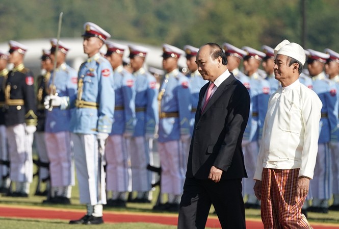 Lễ đón Thủ tướng Nguyễn Xuân Phúc thăm chính thức Myanmar Lễ đón chính thức Thủ tướng Nguyễn Xuân Phúc được tổ chức trọng thể tại Dinh Tổng thống Myanmar, do Tổng thống Win Myint chủ trì lễ đón. Ảnh: VGP/Quang Hiếu
