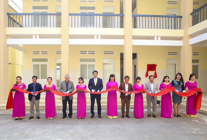 Hanwha Life Việt Nam trao tặng phòng khám khoa nhi – sản khoa cho Đắk Lắk Hanwha Life Việt Nam trao tặng phòng khám khoa nhi – sản khoa cho Đắk Lắk