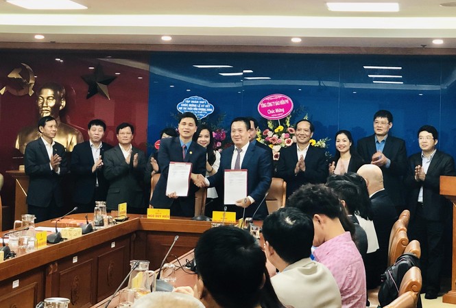 Bảo hiểm PVI đồng hành cùng Tổng Liên đoàn Lao động Việt Nam Ông Ngọ Duy Hiểu (bìa trái) - P. Chủ tịch Tổng Liên đoàn và ông Phạm Anh Đức (bìa phải) – Tổng Giám đốc Bảo hiểm PVI tại Lễ ký kết