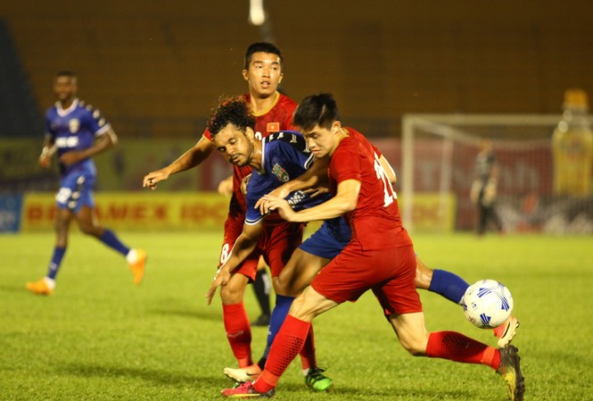 CLB B.Bình Dương giành chức vô địch Giải bóng đá Quốc tế Cúp Number 1 Các cầu thủ B.Bình Dương (xanh) cho thấy sự bản lĩnh trước các cầu thủ trẻ U20 Việt Nam