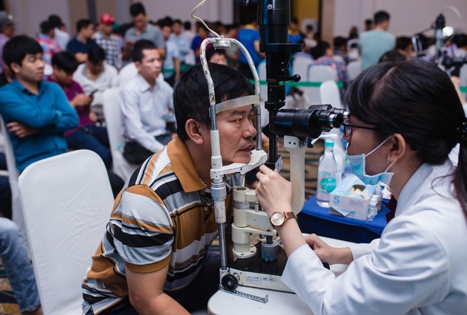Có gì ở 'Ngày hội chăm sóc tài xế' của hàng ngàn bác tài công nghệ Grab? Nhiều tài xế xếp hàng để được y bác sĩ từ Bệnh viện mắt Cao Thắng kiểm tra