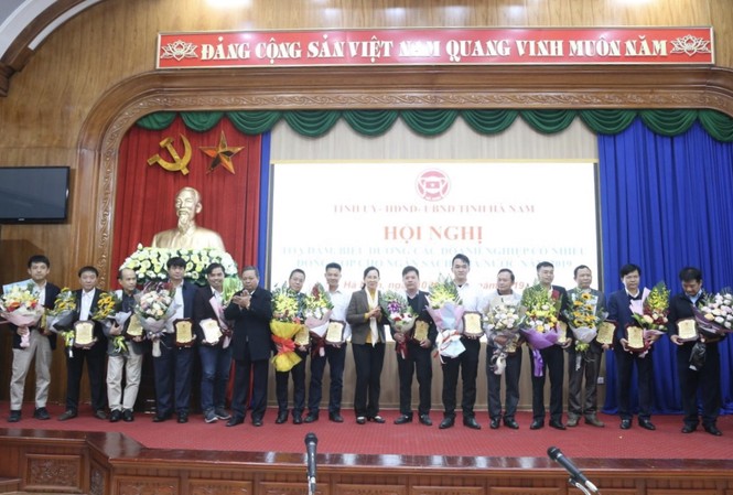 Doanh nghiệp sở hữu thương hiệu sữa cô gái Hà Lan được vinh danh Đại diện công ty FrieslandCampina và các doanh nghiệp tiêu biểu của tỉnh Hà Nam vinh dự được Bí Thư tỉnh ủy và Chủ tịch UBND tỉnh Hà Nam khen thưởng