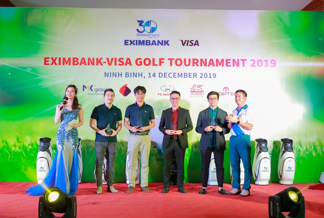 Eximbank tổ chức giải Golf Eximbank – Visa Golf Tournament 2019 Ông Nguyễn Cảnh Vinh – Quyền Tổng Giám đốc đại diện Eximbank (ngoài cùng bên phải) trao kỷ niệm chương cho đại diện của các công ty tham gia đồng hành cùng ngân hàng gây quỹ “Trái tim cho em”