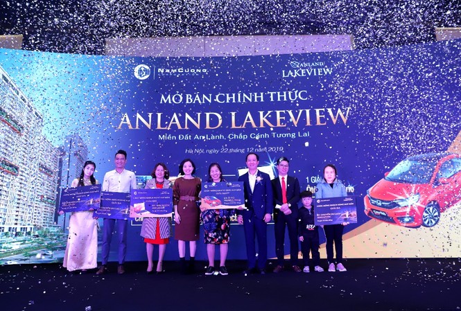 Vỡ òa cảm xúc trong Lễ mở bán Anland Lakeview Nhiều phần quà giá trị được trao tặng cho khách hàng may mắn trong Lễ Mở bán Anland Lakview