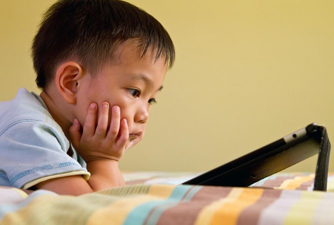 Qua năm mới, bố mẹ hãy cùng con bỏ điện thoại xuống và ra ngoài chơi Nhiều bố mẹ lo lắng vì con xem điện thoại quá nhiều (Ảnh minh họa)