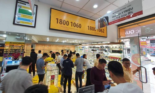 Đồng hồ Thế Giới Di Động bắt đầu công phá thị trường miền Bắc Cửa hàng kinh doanh đồng hồ của Thế Giới Di Động tại Hà Nội thu hút nhiều khách hàng mua sắm trong ngày đầu khai trương