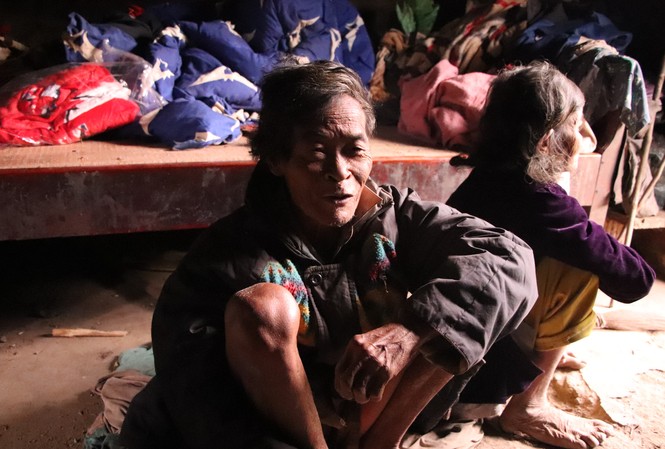 Cuộc sống săn bắt, hái lượm như người nguyên thủy ở bộ tộc kỳ lạ nhất Việt Nam Ông Cao Ống và vợ là hai trong những người Chứt cuối cùng thời kỳ sống trong hang đá.