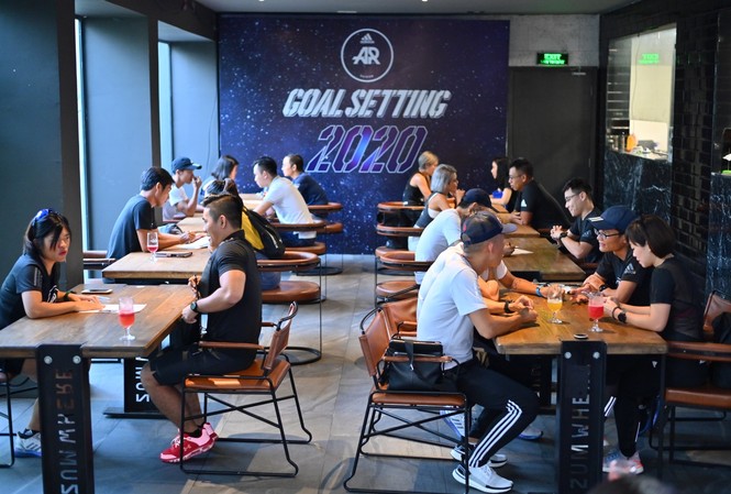AR Saigon tư vấn mục tiêu cho từng thành viên trong năm 2020 Các coach va crew đang tư vấn cho các thành viên
