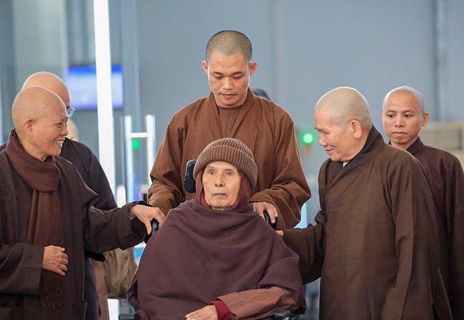 Thiền sư Thích Nhất Hạnh trở lại Huế tịnh dưỡng Thiền sư Thích Nhất Hạnh trở về Việt Nam sau một thời gian thăm khám sức khỏe ở Thái Lan. Ảnh: Võ Thạnh.