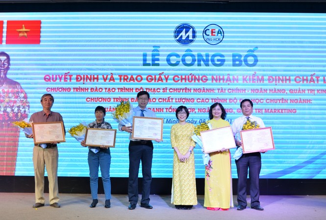 Trường Đại học Tài chính – Marketing có 5 chương trình được chứng nhận kiểm định Đại diện các khoa, chương trình đào tạo nhận giấy chứng nhận đạt kiểm định chất lượng