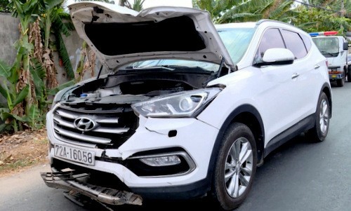 Tông chết đại úy cảnh sát khi lái ôtô 100 km/h Chiếc ôtô hư hỏng phần đầu sau khi gây tai nạn. Ảnh: Quang Bình.