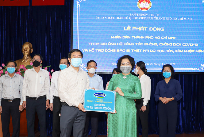 Vinamilk đồng hành tiếp sức cho đội ngũ cán bộ y tế tuyến đầu chống dịch Đại diện Vinamilk trao tặng sản phẩm dinh dưỡng trị giá 1 tỷ đồng để hỗ trợ đội ngũ cán bộ y tế tuyến đầu chống dịch của TP.HCM