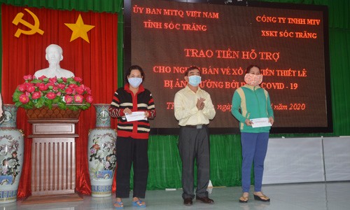 Xổ số tỉnh Sóc Trăng hỗ trợ cho trên 4.500 người bán vé số Ông Lê Văn Khannh - Giám đốc Công ty TNHH MTV XSKT Sóc Trăng trao tiền hỗ trợ cho người bán vé số