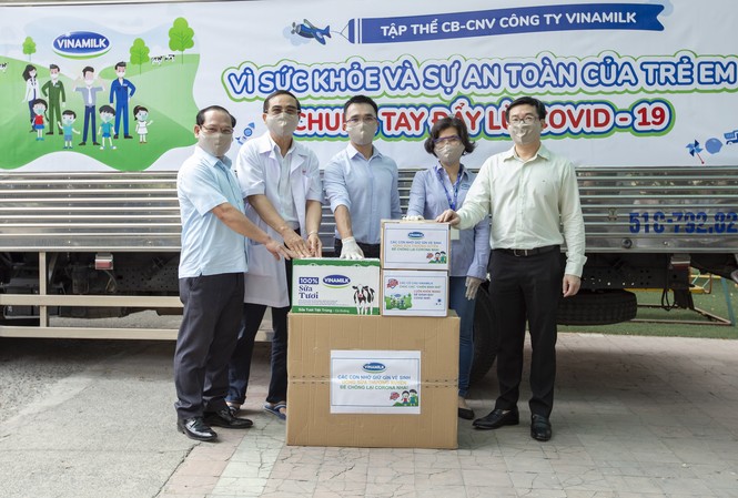 Ủng hộ ngày lương, nhân viên Vinamilk gây quỹ bảo vệ trẻ em khó khăn vì COVID Đại diện Vinamilk trao tặng sữa, khẩu trang và xà phòng rửa tay cho Giám đốc Trung tâm Phục hồi chức năng và trợ giúp trẻ khuyết tật tại TP.HCM