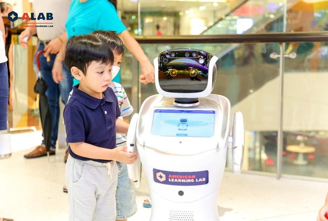 Hệ thống Anh ngữ tích hợp 4.0 American Learning LAB (ALAB) vừa ra mắt tại Việt Nam Giao lưu với Robot thông minh để trải nghiệm thực tế cùng trí tuệ nhân tạo (AI)