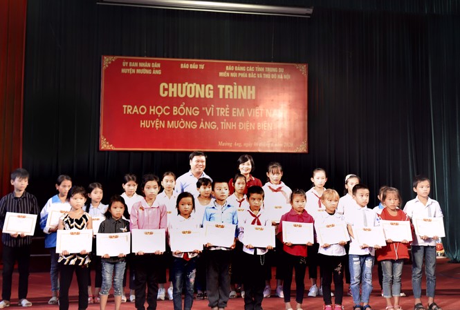 SeABank trao tặng nhà cho hộ nghèo và học bổng khuyến học cho trẻ em gặp khó khăn tạ Tặng học bổng cho trẻ em gặp khó khăn tại huyện Mường Ảng