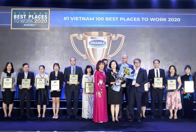 Vinamilk lần thứ 3 liên tiếp được bình chọn là nơi làm việc tốt nhất Việt Nam Bà Bùi Thị Hương – Giám đốc điều hành Khối Nhân sự, Hành chính & Đối ngoại Vinamilk nhận giải thưởng Nơi làm việc tốt nhất Việt Nam năm 2020