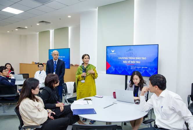 Kỳ thi 'khắc nghiệt nhất trong đời' của học viên bác sĩ nội trú VinUni Đại diện lãnh đạo Viện Khoa học sức khỏe (trường ĐH VinUni) giới thiệu về chương trình đào tạo Bác sỹ nội trú trong ngày khai giảng