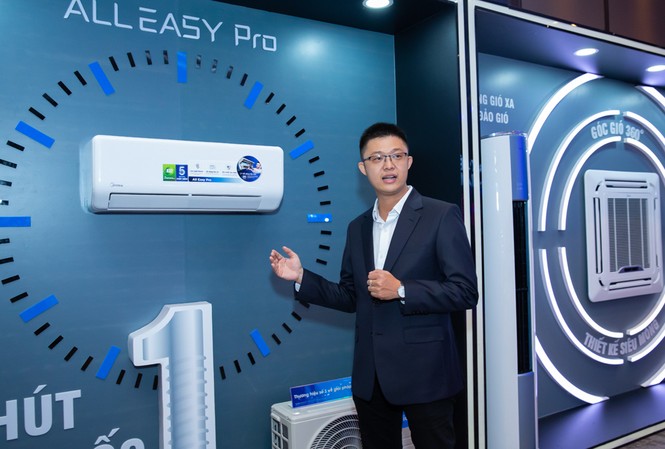 MIDEA ra mắt 3 dòng điều hòa công nghệ cao Phó TGD Midea - Liêu Triều Văn - giới thiệu bộ 3 máy điều hòa Midea trong lễ ra mắt sản phẩm