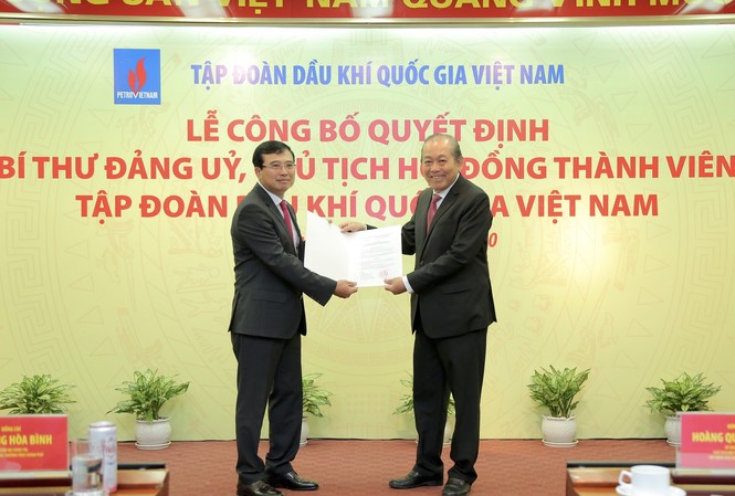 Trao quyết định cho Chủ tịch HĐQT PVN Hoàng Quốc Vượng Phó Thủ tướng Thường trực Chính phủ Trương Hoà Bình trao Quyết định bổ nhiệm Chủ tịch HĐTV Petrovietnam cho đồng chí Hoàng Quốc Vượng