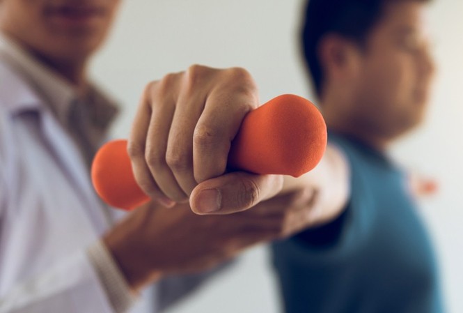 Tập phục hồi chức năng sau đột quỵ: Xuất viện, đa số bệnh nhân phải tự “bươn chải” Tập phục hồi chức năng rất cần thiết với người bị đột quỵ