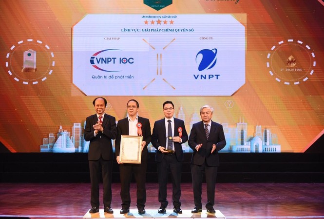 VNPT là doanh nghiệp xuất sắc cung cấp giải pháp CNTT cho thành phố thông minh Đại diện VNPT nhận giải thưởng CNTT cho giải thưởng Thành phố thông minh.