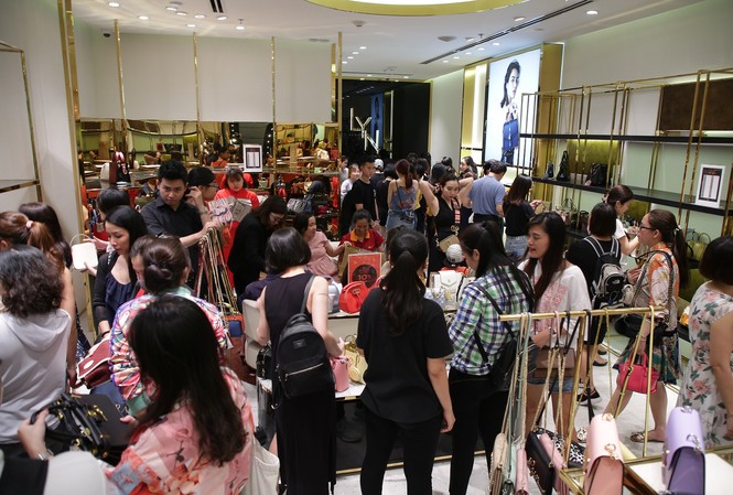 Khai mạc mùa lễ hội với 'đại tiệc' mua sắm Vincom Black Friday 2020 Vincom Black Friday thu hút hàng nghìn lượt khách hàng mỗi ngày tại các gian hàng thời trang, phụ kiện
