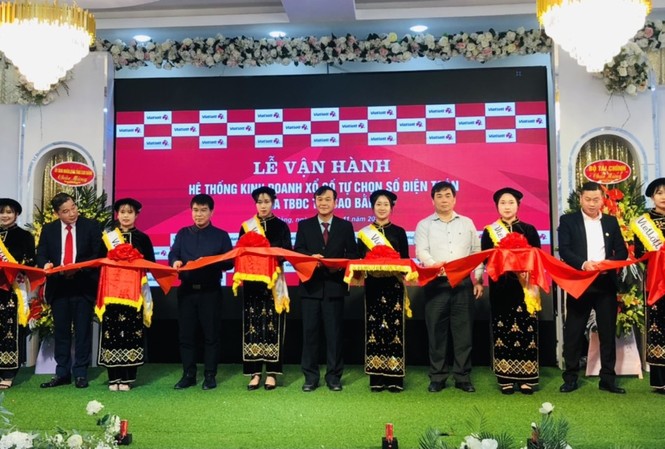 Mở bán tại Cao Bằng, Vietlott tiến tới phủ khắp 63 tỉnh thành Phó chủ tịch tỉnh Cao Bằng cùng đại diện các Sở Ban ngành, đại diện Vietlott cắt băng chính thức vận hành hệ thống kinh doanh xổ số tự chọn tại Cao Bằng