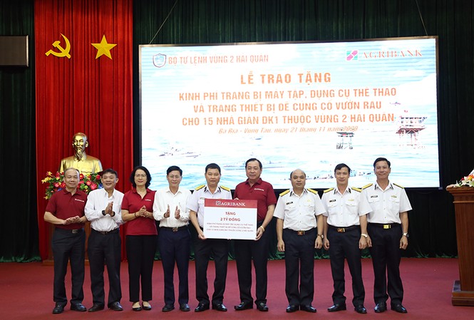 Agribank trao tài trợ máy tập, dụng cụ thể thao và trang bị củng cố vườn rau cho 15 nhà gi Agribank trao tài trợ máy tập, dụng cụ thể thao và trang bị củng cố vườn rau cho 15 nhà gi