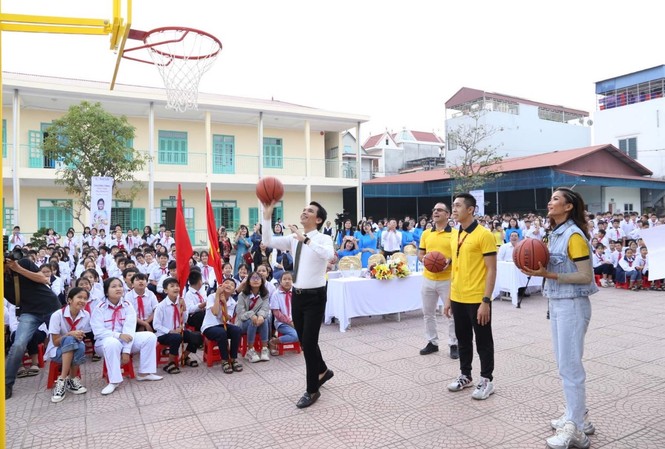 Sun Life trao tặng 102 trụ bóng rổ và 510 quả bóng rổ cho 51 trường học trên cả nước Hoạt động này của Sun Life Việt Nam nhằm tạo cơ hội cho các em học sinh được tiếp xúc với môn thể thao này ngay khi còn nhỏ.