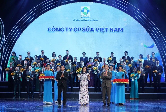 Vinamilk được vinh danh thương hiệu quốc gia lần thứ 6 liên tiếp Bà Nguyễn Thị Minh Tâm – Giám đốc Chi nhánh Vinamilk Hà Nội đại diện nhận biểu trưng tại Lễ công bố các doanh nghiệp có sản phẩm đạt Thương Hiệu Quốc Gia năm 2020 diễn ra tại Hà Nội