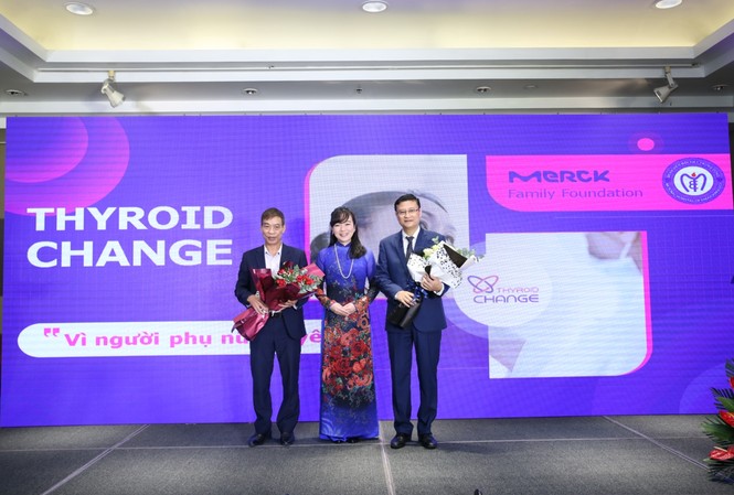 Tổng kết dự án “Thyroid Change – Vì những người phụ nữ tôi yêu” Bà Hideko Ikeda, Tổng Giám đốc Merck Việt Nam tặng hoa tri ân đại diện Bệnh viện Nội tiết Trung ương
