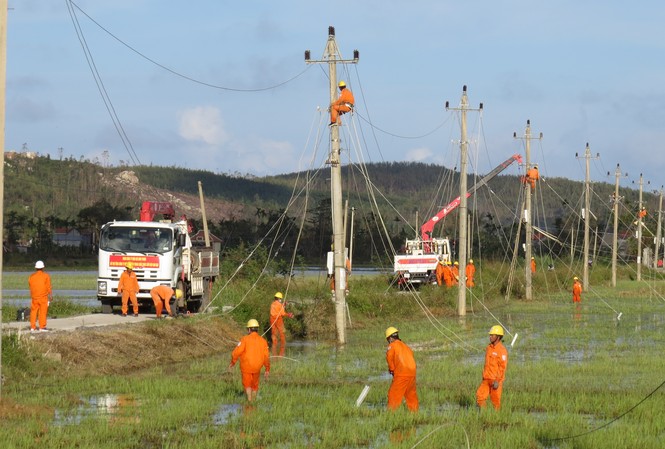 EVNSPC nhiều hoạt động hướng về cộng đồng Các Công ty Điện lực Ninh Thuận, Bình Thuận, Lâm Đồng cử nhóm công tác gần 100 thành viên đến các tỉnh miền Trung hỗ trợ khắc phục sự cố lưới điện sau bão số 9