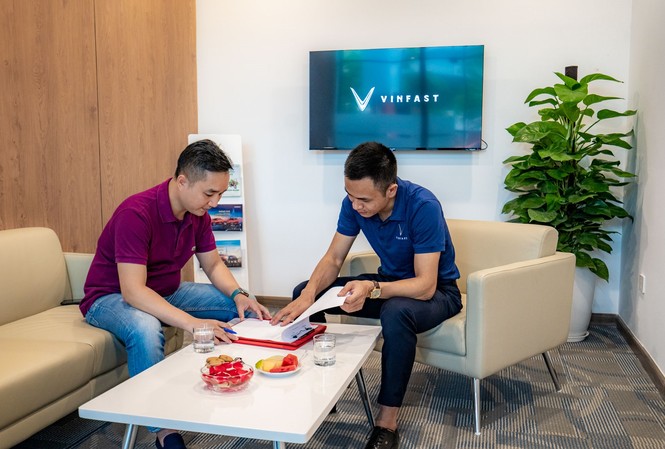 Lên đời xe sang đón tết cùng Vinfast Rất nhiều khách hàng Việt có nhu cầu bán xe cũ dịp cuối năm để lên đời xe mới đón Tết, và VinFast - Smart Solution mang đến cho họ dịch vụ trọn gói, khép kín rất thuận tiện và tối ưu.