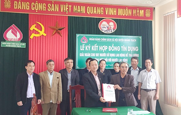 1.136 lao động bị ngừng việc đầu tiên được vay từ gói 16.000 tỷ đồng NHCSXH tỉnh Quảng Bình ký hợp đồng giải ngân theo Quyết định 32