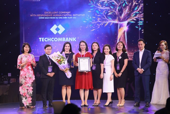 Techcombank được vinh danh hạng mục ‘Ứng biến xuất sắc’ Lãnh đạo Techcombank nhận giải thưởng từ Ban tổ chức