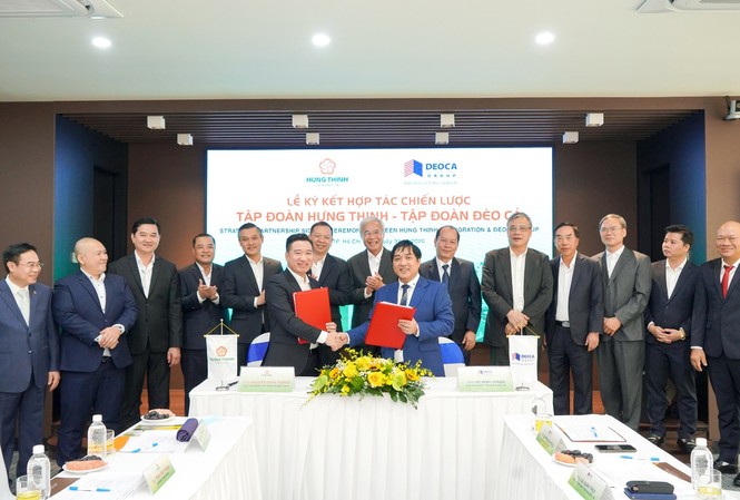 Tập đoàn Hưng Thịnh ký kết hợp tác chiến lược cùng Tập đoàn Đèo Cả Ông Hồ Minh Hoàng - Chủ tịch HĐQT Tập đoàn Đèo Cả và ông Nguyễn Đình Trung - Chủ tịch Tập đoàn Hưng Thịnh thực hiện nghi thức ký kết hợp tác trước sự chứng kiến của đại diện hai Tập đoàn