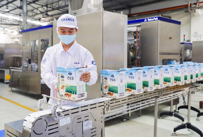 Vinamilk ‘xông đất’ 2021 với lô hàng lớn gồm sữa hạt và sữa đặc xuất khẩu đi Trung Quốc Sản phẩm sữa hạt cao cấp của Vinamilk xuất khẩu đi Trung Quốc có quy cách đóng gói và thiết kế bao bì khác biệt phù hợp với thị hiếu