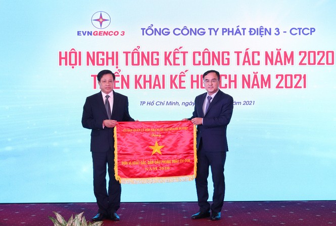 EVNGENCO 3 vượt khó để về đích Ông Dương Quang Thành - Chủ tịch HĐTV EVN trao tặng Cờ Thi đua của Ủy ban Quản lý vốn Nhà nước tại doanh nghiệp cho Công ty Cổ phần Thủy điện Thác Bà đạt thành tích xuất sắc thuộc EVNGENCO 3 năm 2020