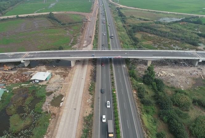 Dự án đường 319: Cầu vượt đường 319 đã hoàn thành kết nối với các trục đường, rút ngắn thời gian di chuyển từ TPHCM đến Nhơn Trạch còn 20 phút