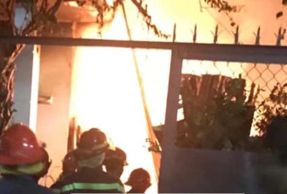 Dân leo rào phá cửa giải cứu gia đình 4 người bị lửa bao trùm Dân leo rào phá cửa giải cứu gia đình 4 người bị lửa bao trùm