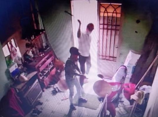 Nhóm côn đồ dùng mã tấu đuổi chém cả nhà ‘con nợ’ Nhóm côn đồ dùng mã tấu đuổi chém cả nhà ‘con nợ’