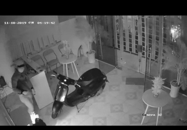 Trộm đột nhập công ty khoắng tài sản, dùng điện thoại nạn nhân để lừa đảo Trộm đột nhập công ty khoắng tài sản, dùng điện thoại nạn nhân để lừa đảo